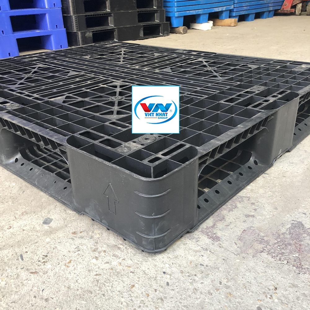Pallet nhựa đen